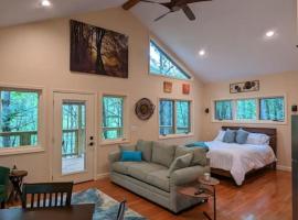 Maple Treehouse Cabin - Rustic Luxury Near Asheville, camping en Marshall