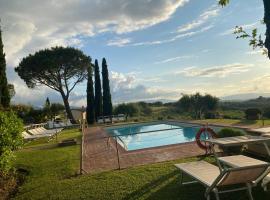 Agriturismo Palazzo Val Del Sasso, hotel with pools in Villastrada