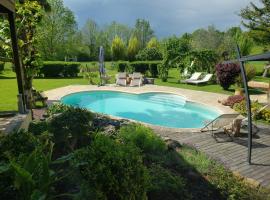 Maison de Paille, hotel with pools in Ceton