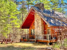 Adirondack Mountain Cabin with Hot Tub, Near Whiteface, Lake Placid, Fire Pit, Game Rm, hotel met parkeren in Jay