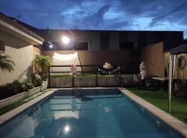 Alojamiento con piscina, hotel in Cambados