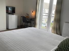 Luxury Rooms In Furnished Guests-Only House Free WiFi West Thurrock, отель в городе Грейс-Таррок, рядом находится Торговый центр Intu Lakeside
