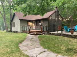 Cute private Wooded Cabin near the big lake, sumarhús í Tafton