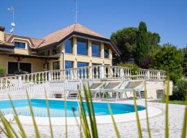 Villa Rolls - Porzione di Villa con piscina,giardino e parcheggi, cabaña o casa de campo en Riccione
