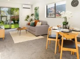 2 bed Escape, Heart of Riccarton w/carpark