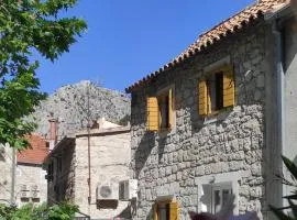 Apartments with parking space Omis - 21053