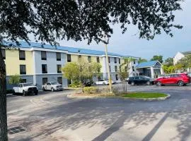 Days Inn & Suites by Wyndham Lakeland, hotel near Zephyrhills Municipal Airport - ZPH, Lakeland