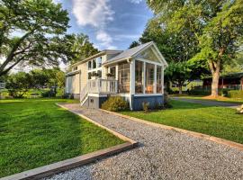 Tiny house near waterfall hikes, hotel in Flat Rock