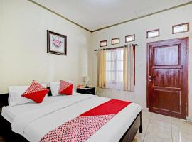 Collection O 90461 Graha Atmadja Syariah Guest House, hotel con parcheggio a Bandung