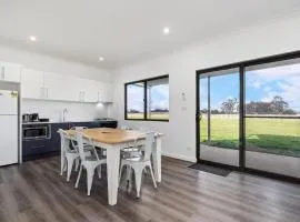 Glenowrie Cottage - 2 King Beds - Close to Cadia