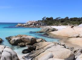 Bay of Fires - Beachfront - Sloop Cottage, holiday home in Binalong Bay