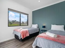 Glenowrie Cottage - 1 King 2 Singles - Farm Stay