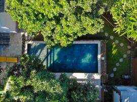 bungalow avec piscine chauffée., villa in Saint-Joseph