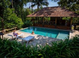 Beyond Eco Living, hotel Cheeyappara Waterfalls környékén Munnarban