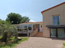 Grand Duplex DANS villa familiale 3CH 7 PERS JARDIN, PISCINE, apartment in Juvignac