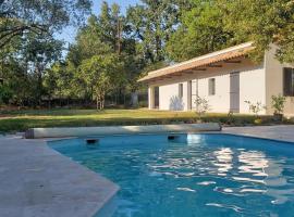 Maisonnette à la campagne. Idéal Télétravail, hôtel à Éguilles