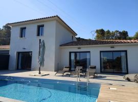 Villa moderne, calme avec piscine proche d'Aix-en-Provence, hotel in Châteauneuf-le-Rouge