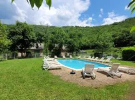 Village 17 gites, Piscine, Restaurant , 2 gites avec SPA, 3km de Conques、コンクの別荘