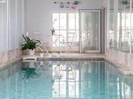Luxury Seafront Family Home - Indoor Pool, hotelli kohteessa Earnley