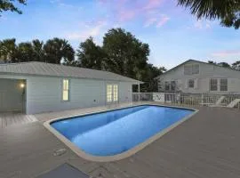 Cabin Style Pool Home w/ Guesthouse! Sleeps 10!