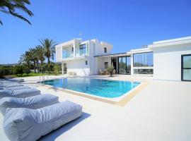 Luxury 4 Bedroom Oasis Villa, alquiler vacacional en la playa en Peyia