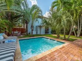 Tropical Estate w/ Guesthouse & Pool. Sleeps 8!