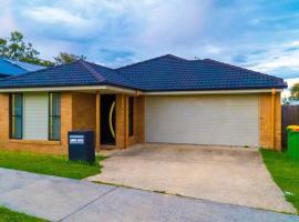 Family home with free parking close to everything, villa in Bundamba