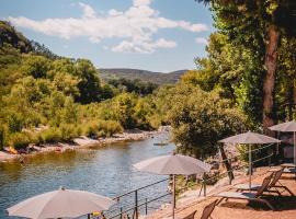 Rives d'Arc: Vallon-Pont-dʼArc şehrinde bir otel