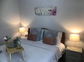 The Cornish Peak by StayStaycations, hotel a Camelford