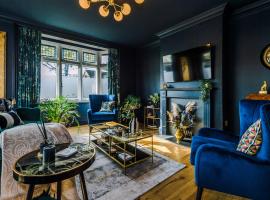 Luxury 4 Bed Home in The Windsor Tapestries by Casa by Grace - Sleeps 7-9, Gorgeous Hot Tub, Free Parking, Dog Friendly, Legoland, Windsor Castle, hotel in Windsor