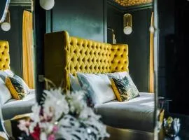 The Windsor Tapestries Retreat - Sleeps up to 9, Hot Tub, Free Parking, Dog Friendly