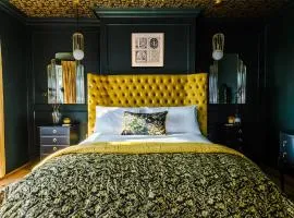 The Windsor Tapestries by Casa by Grace - Luxury 4 Bed Home, Sleeps up to 9, Hot Tub, Free Parking, Dog Friendly, Legoland, Windsor Castle