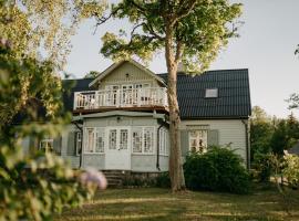 Jūras māja Ausekļi, bed and breakfast en Kaltene