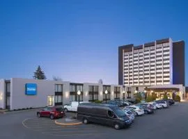 Travelodge by Wyndham Quebec City Hotel & Convention Centre