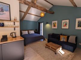 Riverside cabin with private terrace + hot tub, hotel con parking en Mauléon-Barousse