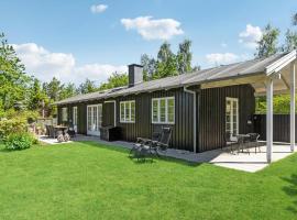 3 Bedroom Awesome Home In Græsted, hotel in Græsted
