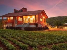 StayVista's Amoda Villa - Near Venna Lake, Amidst Farmland with Jacuzzi and Indoor Activities, hotel v destinaci Mahábalešvár