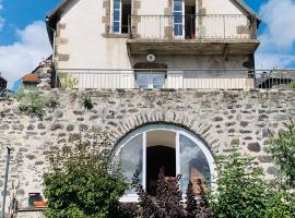 Maison studio avec jardin, hotel econômico em Salers