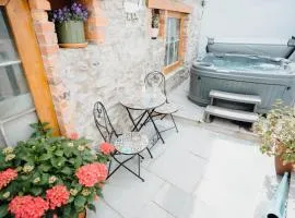 Quaint cosy cottage with a hot tub in Tenby centre