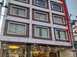 Hotel The Rich Grand Agra, хотел в района на Taj Ganj, Агра