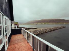 Dahlastova / Stunning Boathouse / Bay View / 3BR, hotel con parcheggio a Hvalvík