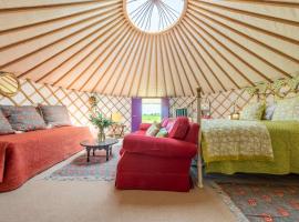 Luxury glamping in Constable Country - Valley View Yurt, hotel with parking in Edwardstone