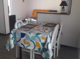 MADALNY HOUSE, cheap hotel in La Garnache