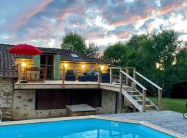 House with private pool, chata v destinácii Champagnac-la-Rivière