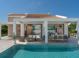 Zante Prime Heated Pool Villas, perhehotelli kohteessa Plános