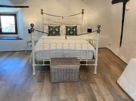 Spacious 1 bed home with shared pool, koča v mestu Champagnac-la-Rivière