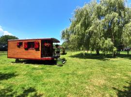 Jolie roulotte au bord de la mare, vacation rental in La Bretauche