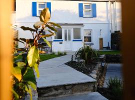 Newly renovated cottage with hot tub, hotel din Portreath