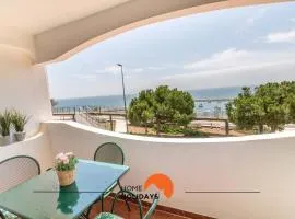 #103 Foxy V by Home Holidays