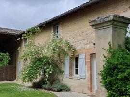 Gite classé quatre étoiles dans les dépendances du chateau de Manau, hotel económico en Beaumont-de-Lomagne